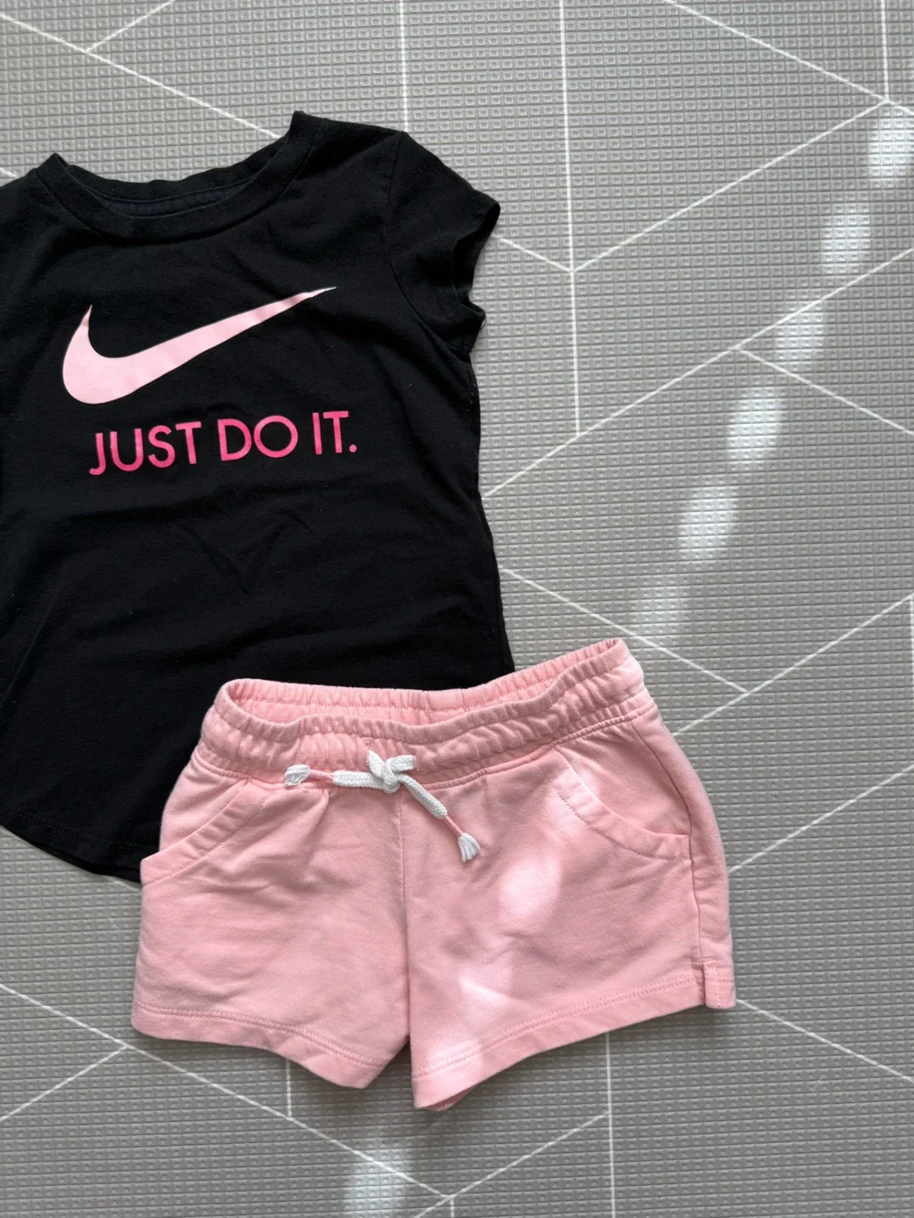 Nike|Baby girl/toddler outfit,Nike check graphic tee & pink lounge shorts•••4-5T
